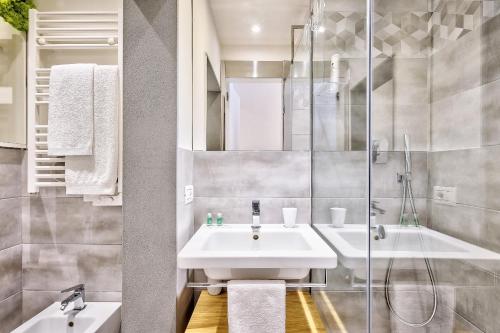 un baño con lavabo y ducha en Modern Art Studio in Florence, en Florencia