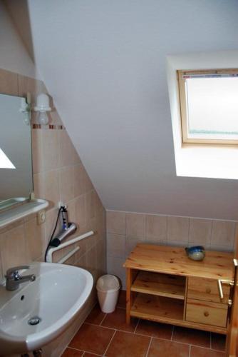 a small bathroom with a sink and a window at "Utkiek" im "Roden Hus" in Timmendorf