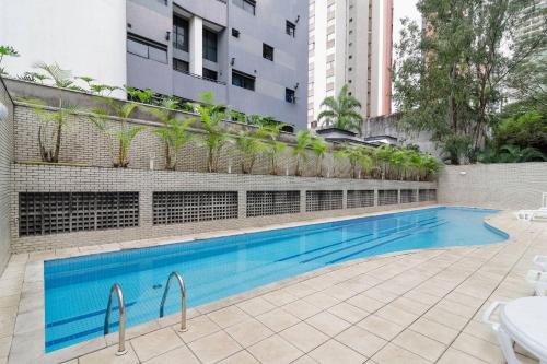 a swimming pool in the middle of a building at Vossa Bossa Pinheiros Style in São Paulo