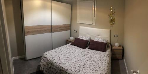 - une chambre avec un lit et 2 oreillers dans l'établissement Apartamento Campomar Garaje incluido, à Castro Urdiales