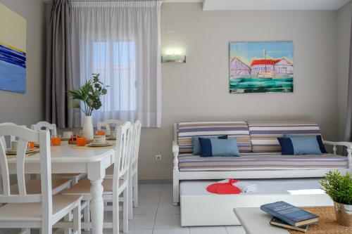 a living room with a couch and a table at Apartamentos Estival Park in La Pineda