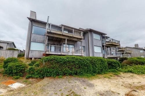 an apartment building with bushes in front of it at Searidge D2 in Depoe Bay