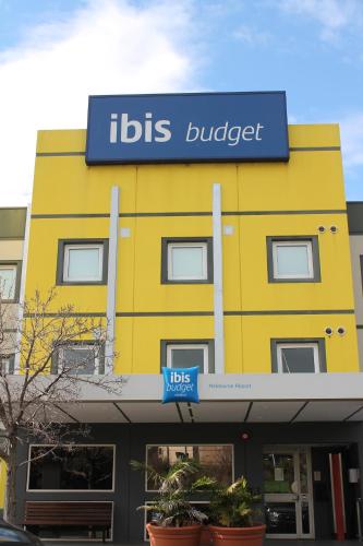 a yellow building with a sign that reads its budget at ibis Budget - Melbourne Airport in Melbourne