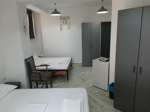 a room with a bed and a table and a kitchen at Casa George Mamaia Nord in Mamaia Nord