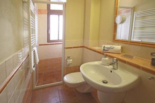 キュールングスボルンにあるVilla-Kaethe-Wohnung-5-515のバスルーム(洗面台、トイレ、鏡付)