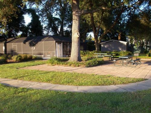 Taman di luar SureStay Plus Hotel by Best Western St Marys Cumberland