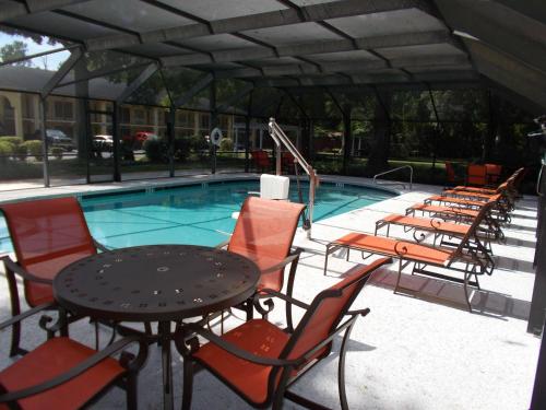Swimmingpoolen hos eller tæt på SureStay Plus Hotel by Best Western St Marys Cumberland