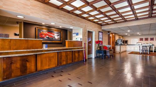a bar in the lobby of a hospital at Best Western Plus Brandywine Inn & Suites in Monticello