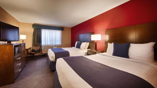 a hotel room with two beds and a television at Best Western Plus Brandywine Inn & Suites in Monticello