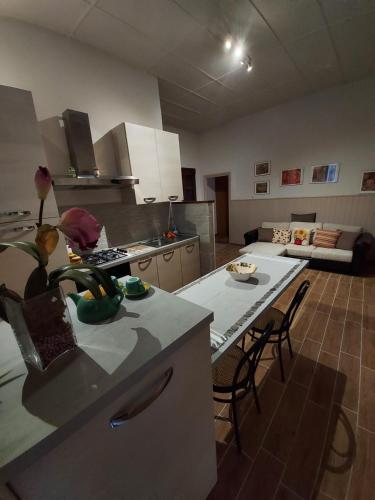 a kitchen and living room with a table and a couch at Appartamento Alba Gradoli - Lago di Bolsena in Gradoli