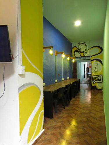 a dining room with a long table in a restaurant at Casona Don Juan Hostel in San Gil