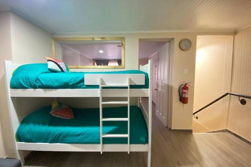 Katil dua tingkat atau katil-katil dua tingkat dalam bilik di Depto Privado Temuco Centro