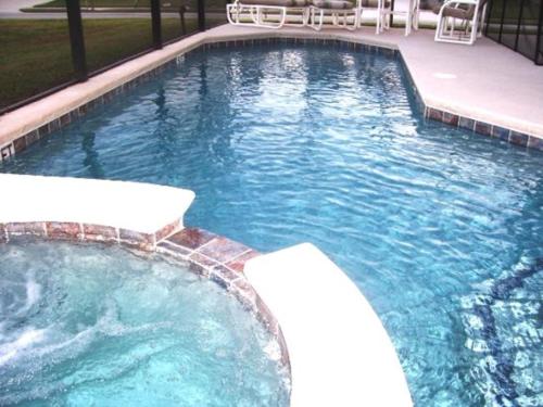 Stunning 6 Bedroom Solana Resort Pool Home, Davenport, United States