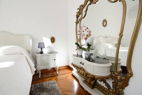 un bagno bianco con un grande specchio e un lavandino di FREEDOM a Bellagio