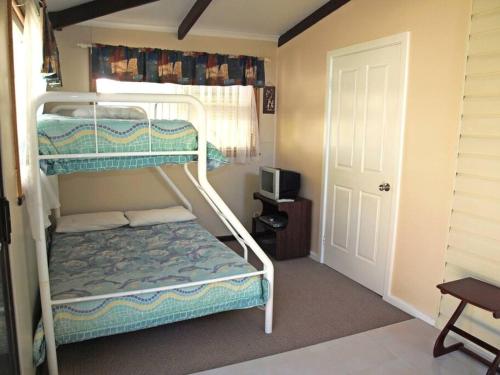 um quarto com 2 beliches num quarto em CHAP14C - Chapman Cottage em Myola