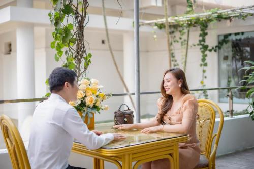 Huéspedes de Century Riverside Hotel Hue