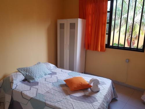 a bedroom with a bed with orange and blue pillows at Apartamento MiraMar in Garachico