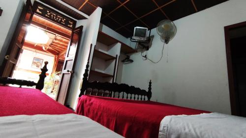 a bedroom with two beds and a window at Hotel Cacique Chalalá in Charalá