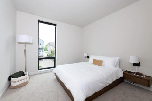 Katil atau katil-katil dalam bilik di East Side Luxury 1BR Apt - Near Brady St with Balcony and Lounge