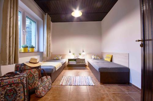 Zimmer mit 2 Betten, einem Stuhl und einem Tisch in der Unterkunft Arenda Apartamenty&Domki całoroczne in Sieraków
