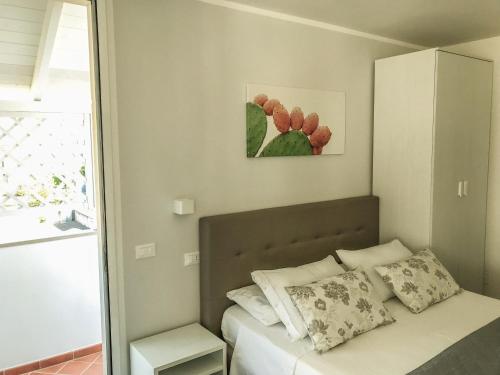 a bedroom with a bed and a mirror at Innsud in Nardò