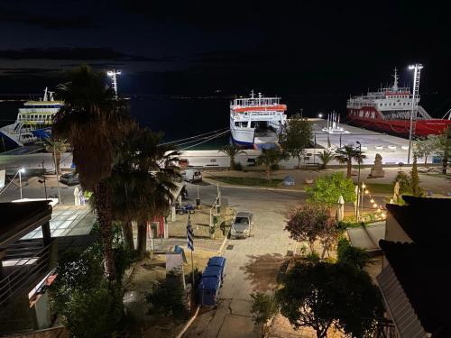 twee boten zijn aangemeerd in een haven 's nachts bij Hotel Medusa in Skala Prinou