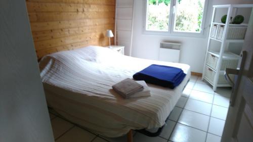 a bedroom with a bed with two towels on it at La maison d'Elisa in Gujan-Mestras