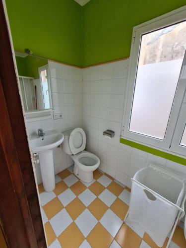 baño con lavabo y aseo y ventana en 202A Ático con encanto - Centro de Villaviciosa, en Villaviciosa