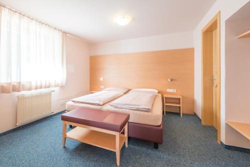 pokój hotelowy z 2 łóżkami i stołem w obiekcie Appartment Pircher 3 w mieście Siusi