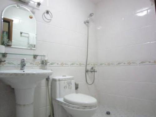 ein Badezimmer mit Toilette, Waschbecken und Dusche in der Unterkunft MINH HA HOTEL in Ho-Chi-Minh-Stadt