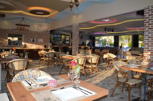 A restaurant or other place to eat at Yalcin Hotel & Villas