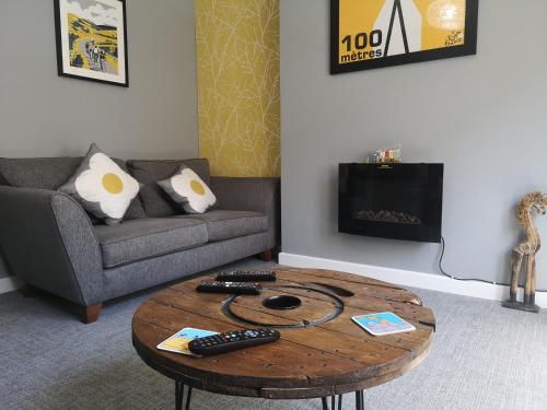 a living room with a coffee table and a couch at Cromer Crab Shack in Cromer