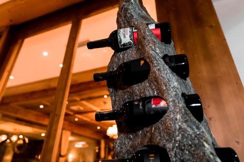 a christmas tree made out of wine bottles at Mallaun Hotel.Erlebnis in See