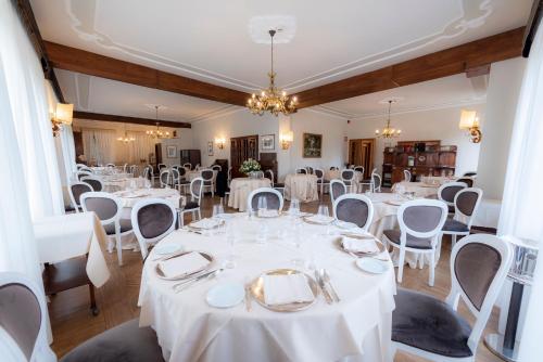 A restaurant or other place to eat at Villa Scacciapensieri Boutique Hotel
