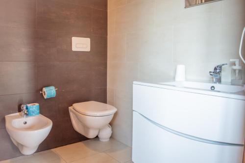 a bathroom with a toilet and a sink at La Valle Dei Caprioli Village Bungalow Park - Freelandia Azienda Agricola in Montescudo