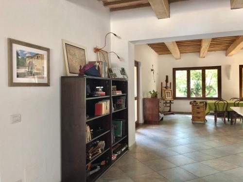 a living room with a book shelf in a room at Djenga - rock 'n rooms in Genga