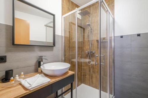 y baño con lavabo y ducha acristalada. en Alpen Apartment + Sauna und Netflix en Piesendorf