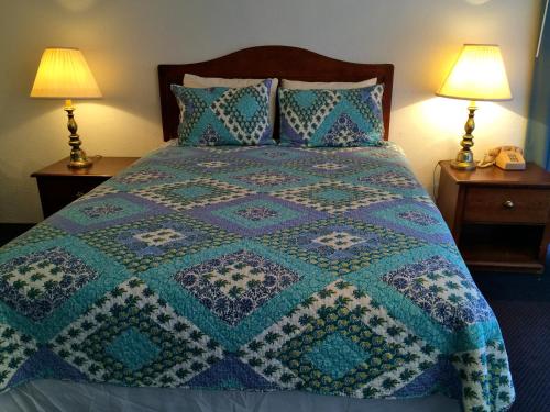 Postel nebo postele na pokoji v ubytování Crystal Palace Inn Brownfield