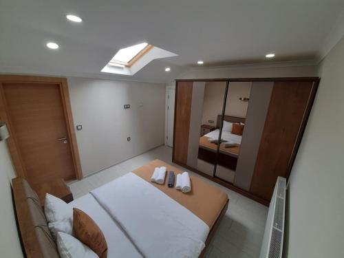 a small bedroom with a bed and a mirror at Liva Teras Suites Uzungöl in Uzungöl