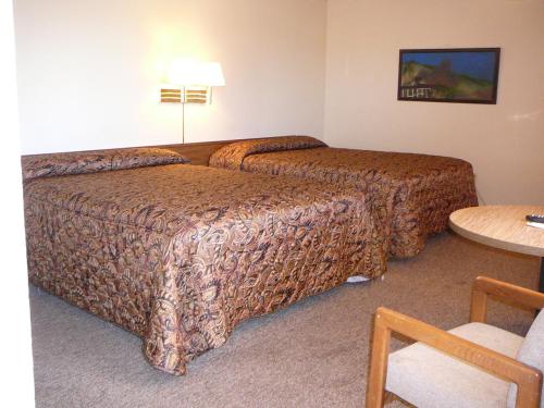 una camera d'albergo con due letti e un tavolo di Narrow Gauge Railroad Inn ad Antonito