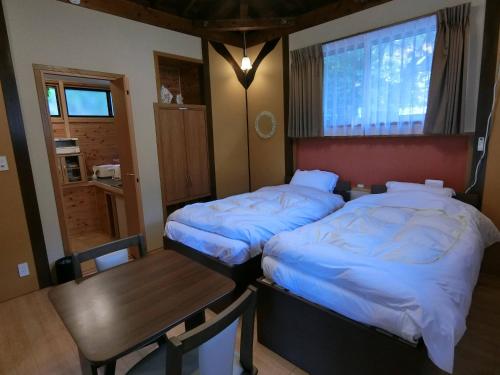Postel nebo postele na pokoji v ubytování Shirahama Meiji Villa