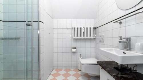 uma casa de banho com um WC, um lavatório e um chuveiro em Maya's Flats & Resorts 37 - Piwna em Gdansk