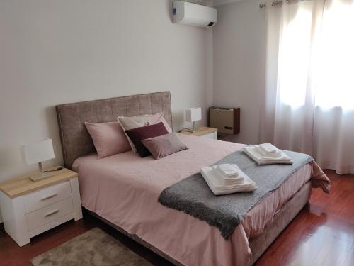 Postel nebo postele na pokoji v ubytování Caparica Villa Bella by GT House