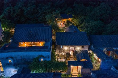 una vista aérea de una mansión por la noche en Yangshuo Secret Garden en Yangshuo