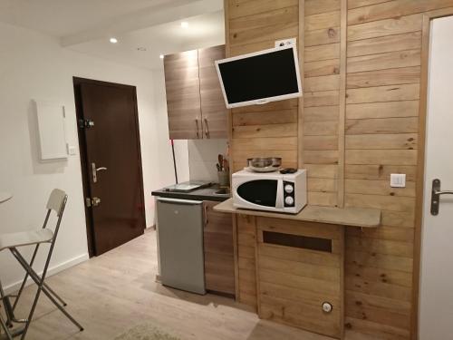 une petite cuisine avec un four micro-ondes sur un comptoir dans l'établissement Le Diamant 1 APP R10, à Les Deux Alpes