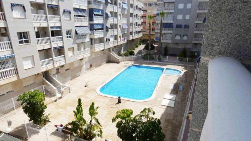 widok na basen w budynku w obiekcie Apartamento Belsol w mieście Torrevieja
