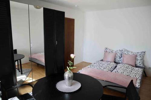 ペルトシャッハ・アム・ヴェルターゼーにあるArt Apartment l Zentral & SeeNahのテーブルとソファのあるリビングルーム