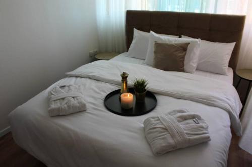 Un pat sau paturi într-o cameră la Gma Caesarea