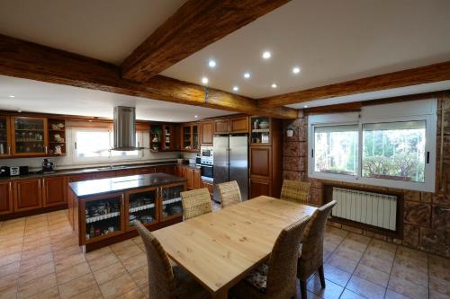 a large kitchen with a wooden table and chairs at Magnifica Planet Costa Dorada in Cambrils