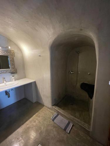 ein Bad mit einer Dusche und einem Waschbecken in der Unterkunft Oia Collection in Oia
